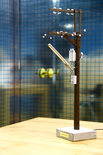 創作靈感來自獨自行過夜裡寧靜的街道，無數街燈，不禁